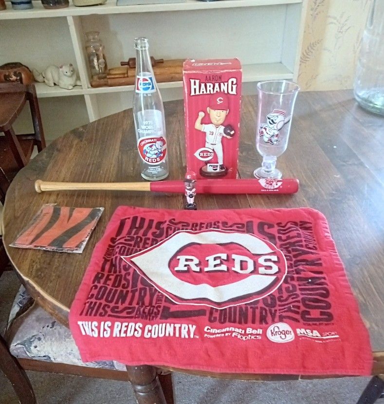Cincinnati Reds #6pcs Collectible Set + Cincinnati Bengals Bonus Bandanna
