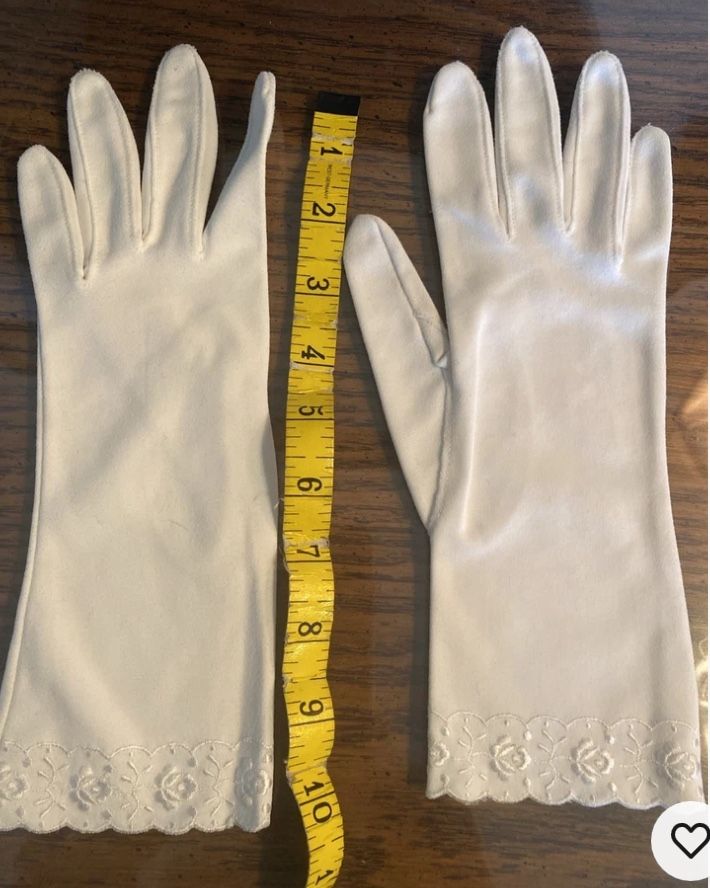 Vintage White Womens Gloves w Embroidered Embellishments Size 7 From the 50’s