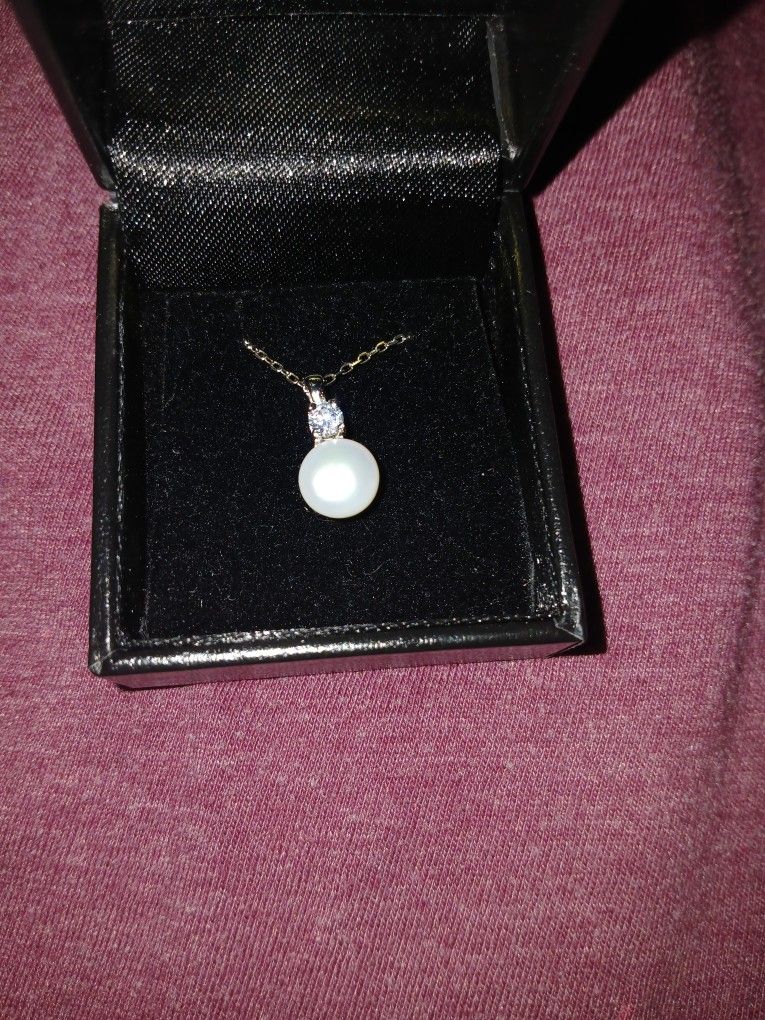 Silver Chain And Peral Charm Never Wore