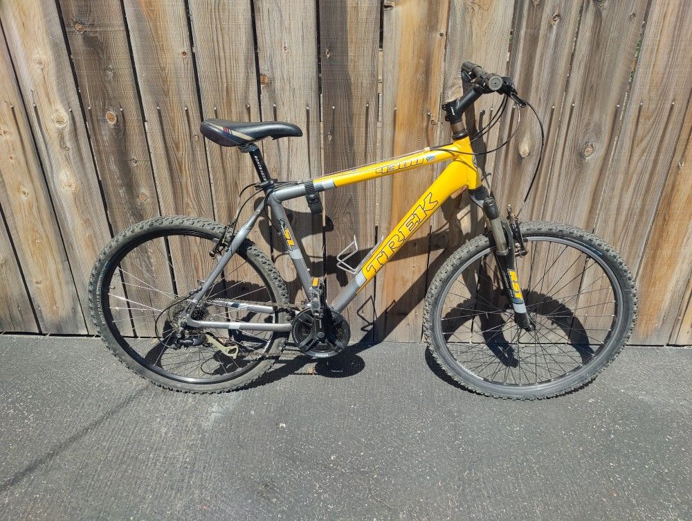 Trek 4300 18" Frame Mountain Bike