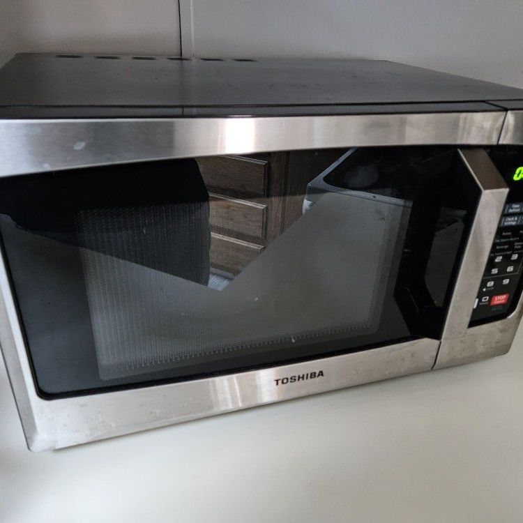 Nice Toshiba Microwave ($100+)