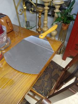 Teikis.....pizza. Peel