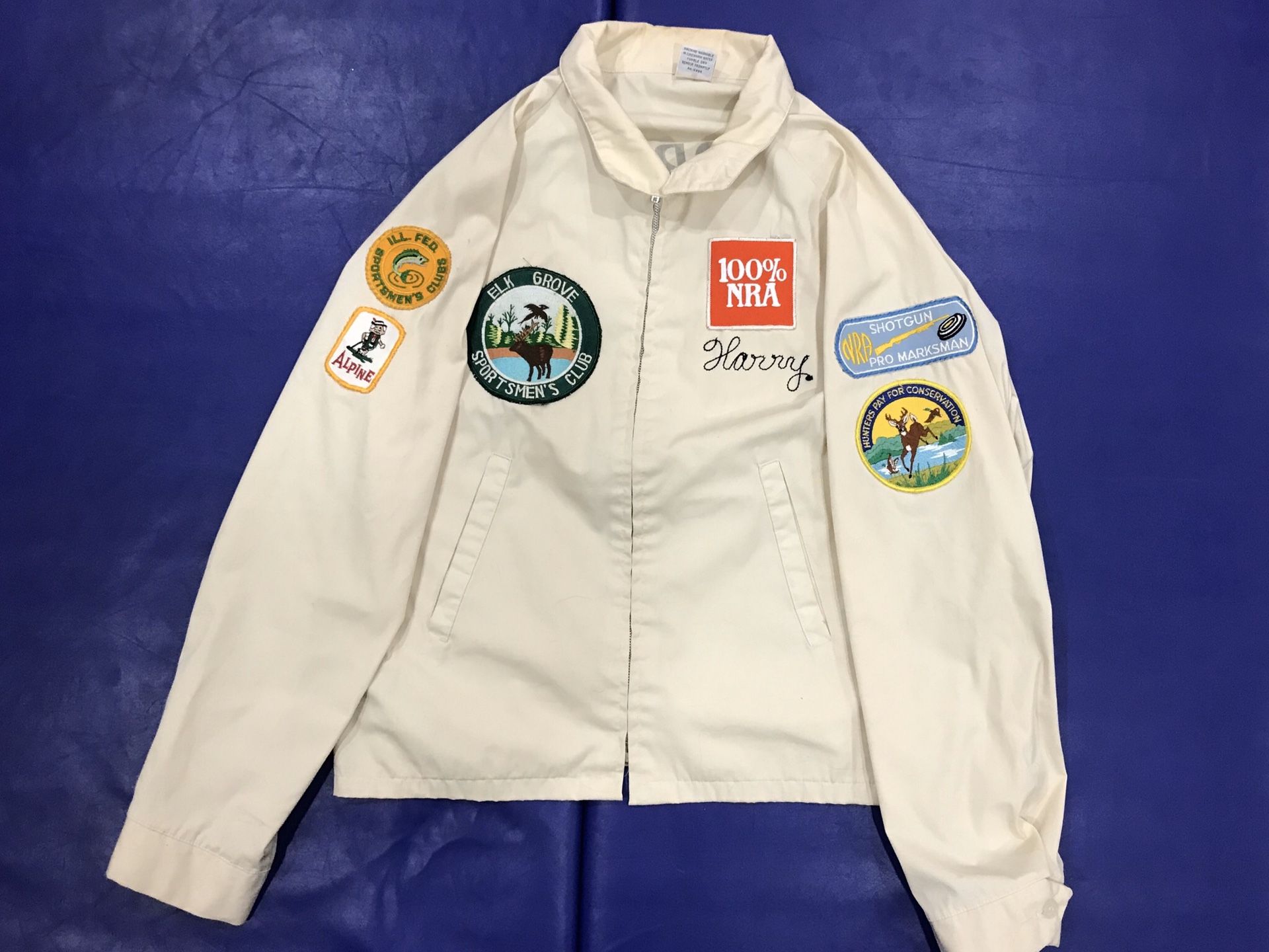 Vintage Elk Grove Sportsmen’s Club Illinois Wildlife Federation Jacket The jacket is made by Sportsmaster and is size XL. It’s in great condition wi