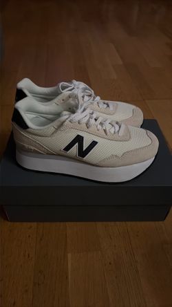 New Balance women’s 7.5 white/beige