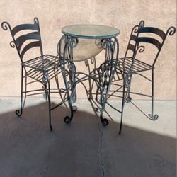 Patio Bar Stoos And Table 