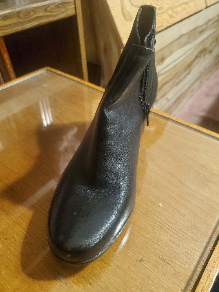 New Still In Box 📦 Cute Black Leather Ankle Boots Zips Up On Side Size 7 Made By Easy Spirit 
