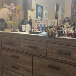 Bedroom Dresser, Drawers, Vanity, Nightstand 