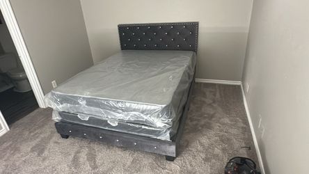Furniture queen bed