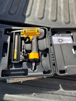 DEWALT 18-Gauge Pneumatic Narrow Crown Stapler