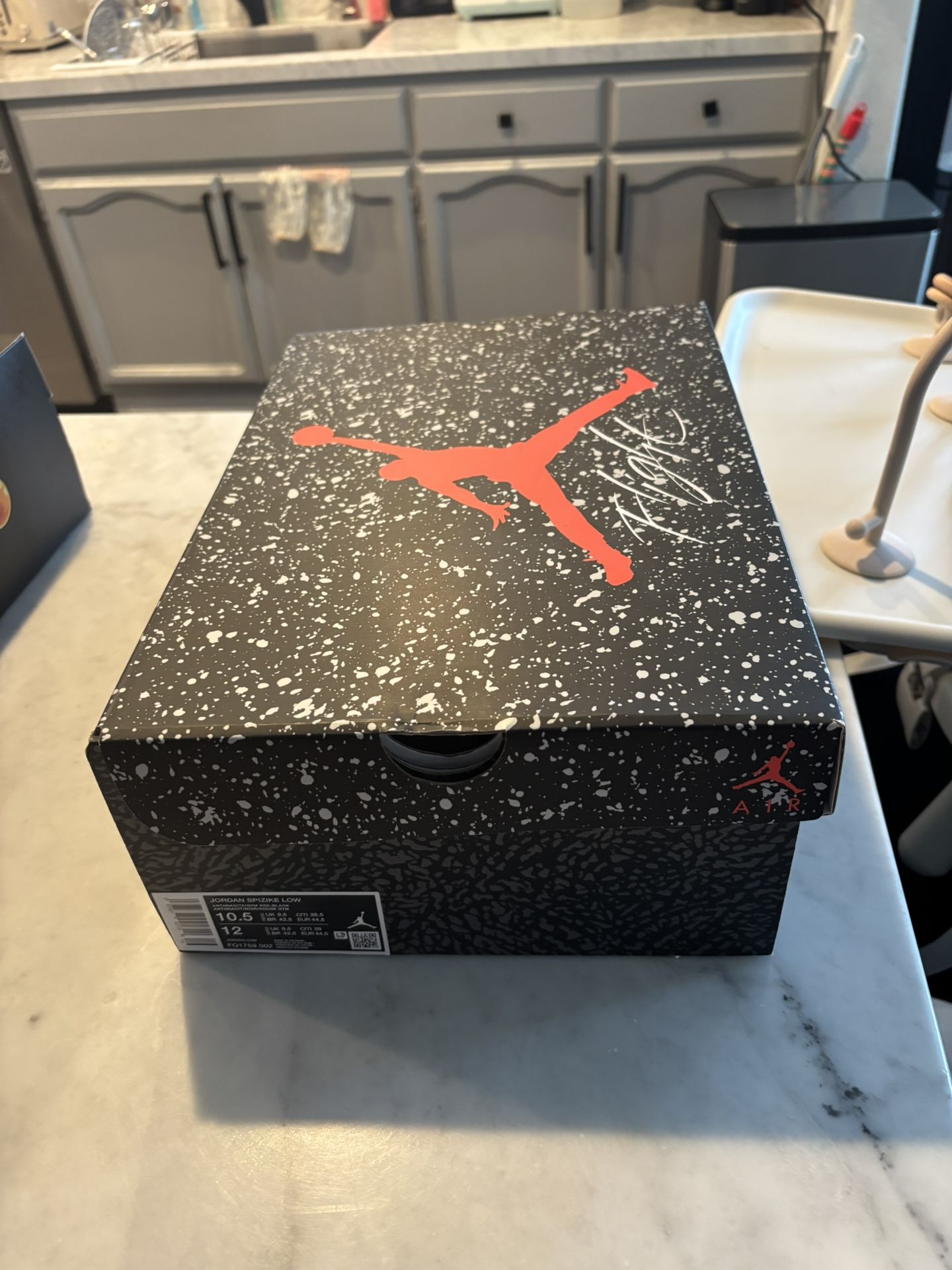 Jordan Spizike Low Anthracite Gym Red