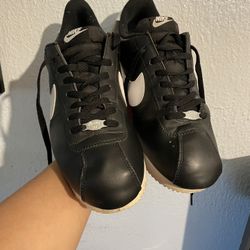 Nike Cortes Leather Size 11 In Mens 