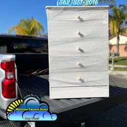 White 5 Drawer Dresser w/ White Knobs 