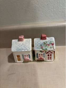 Cute 2 houses salt and pepper shakers vintage