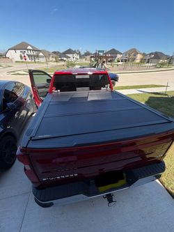 BAK Flip MX4 tonneau cover for Silverado