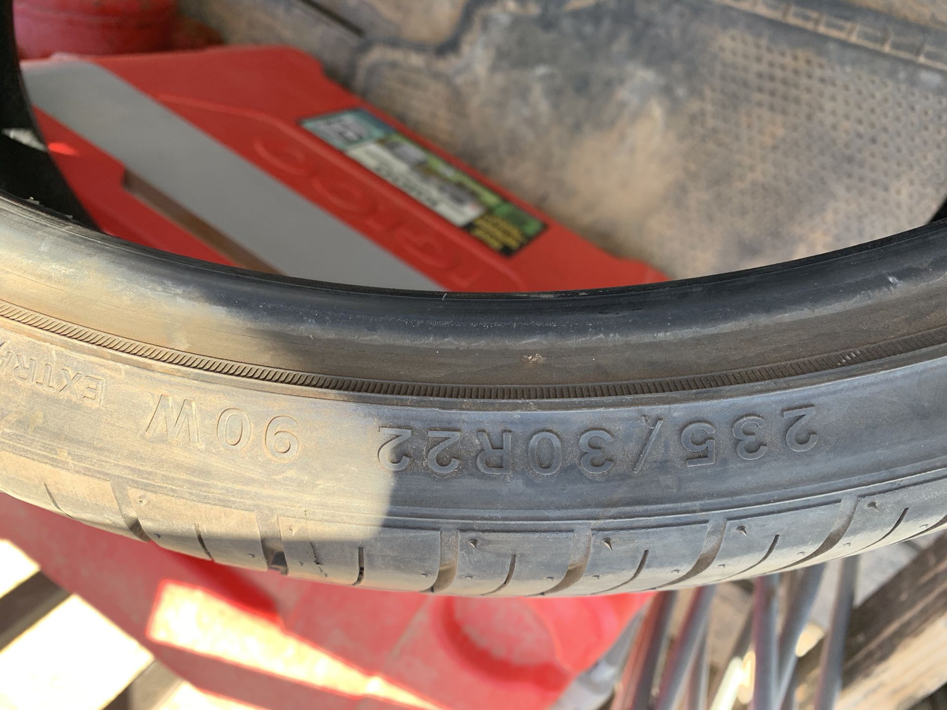235/30/22 tire new