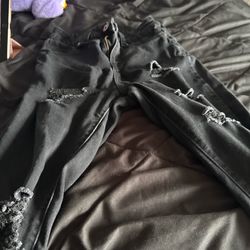 black ripped jeans 