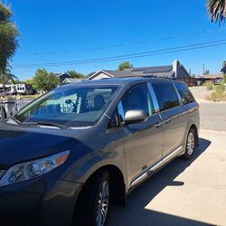 Toyota Sienna 