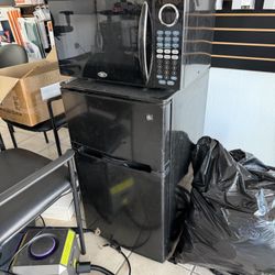 Fridge With Freezer and Microwave Oven