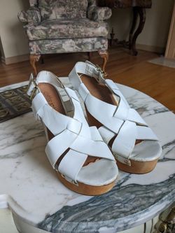 White platform Sandels