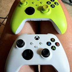 2 Xbox Series X|S Wireless Controllers