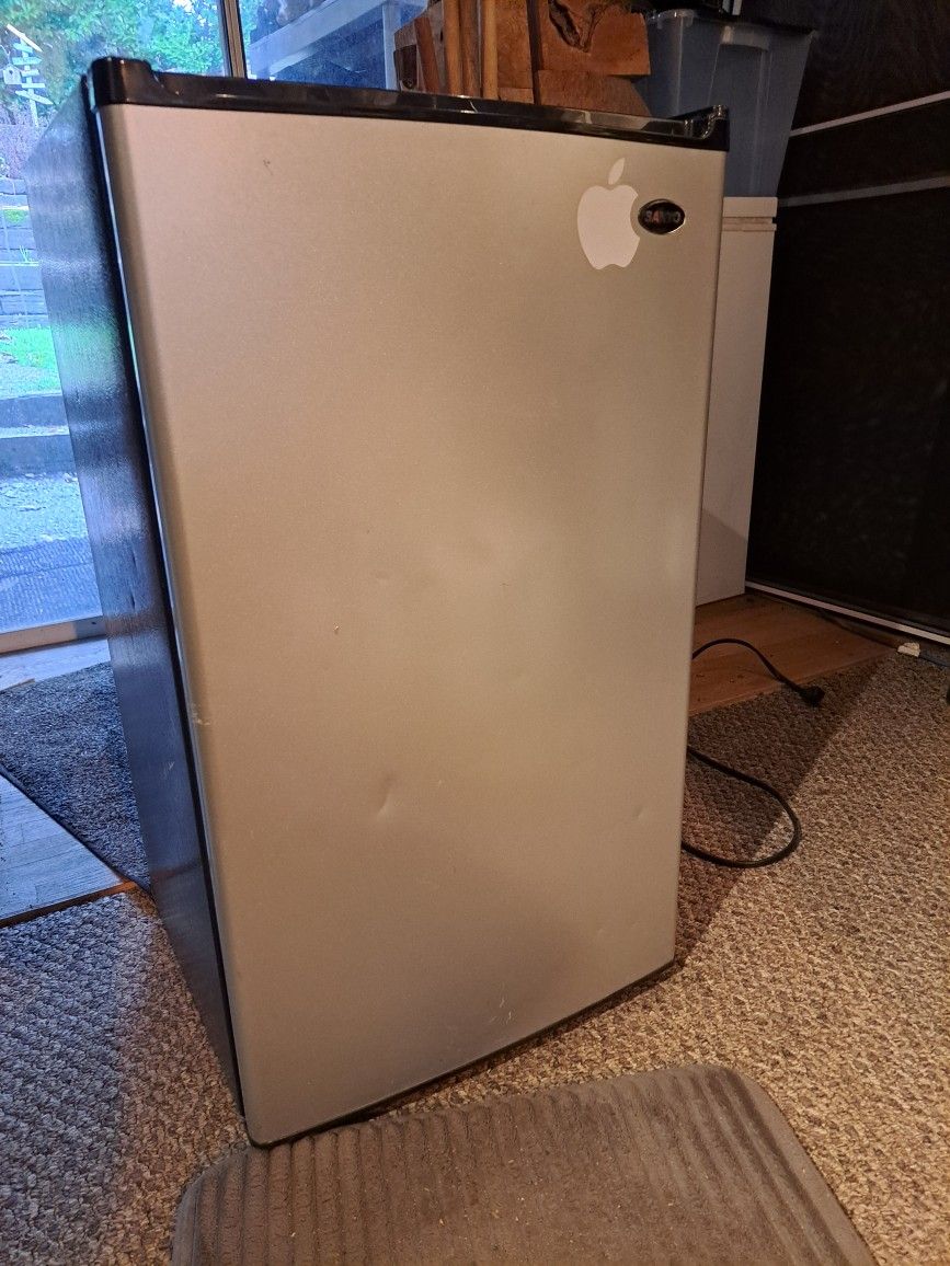 Sanyo Mini Refrigerator 3.2cuft