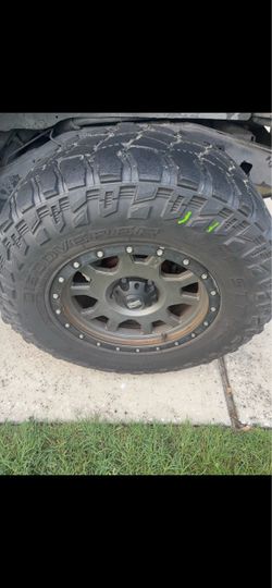Cooper Discoverer STT Pro 285/70R17 33” Mud Tires