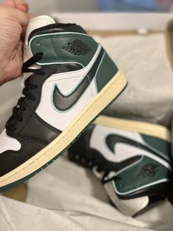 NEW Size 10 Womans/ 8.5 Men Jordan 1 Mids 