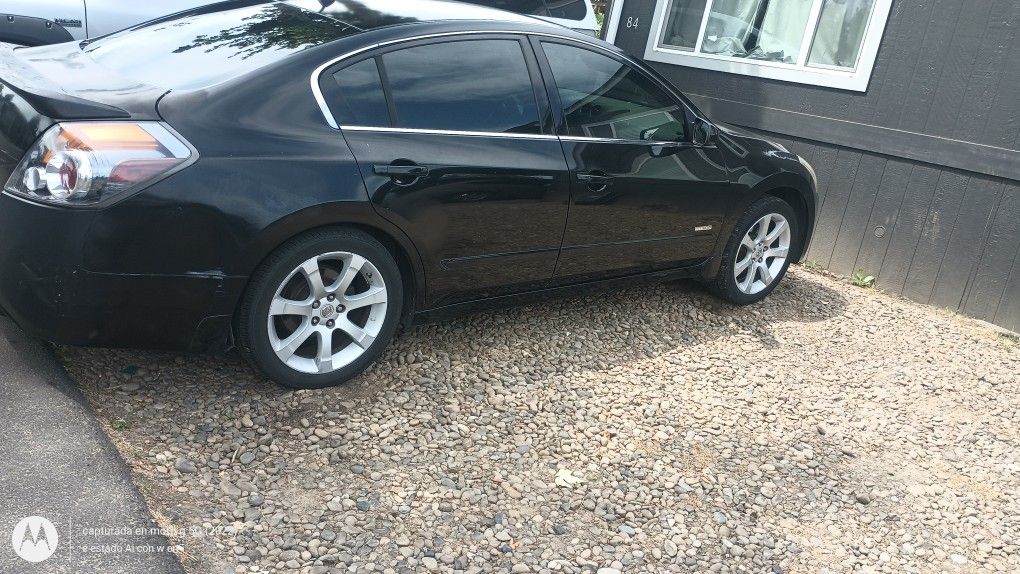 I'm Selling My 2007 Nissan Altima Hybrid