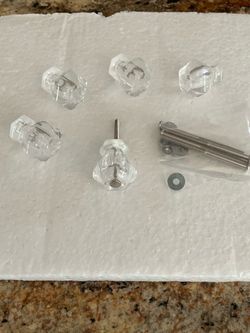 GLASS KNOBS