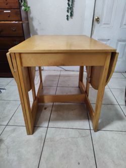 Oval drop-leaf table