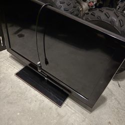 Samsung 32” LCD HDTV – Model LN32B460B2DXZA – Great Picture, Multiple HDMI Ports