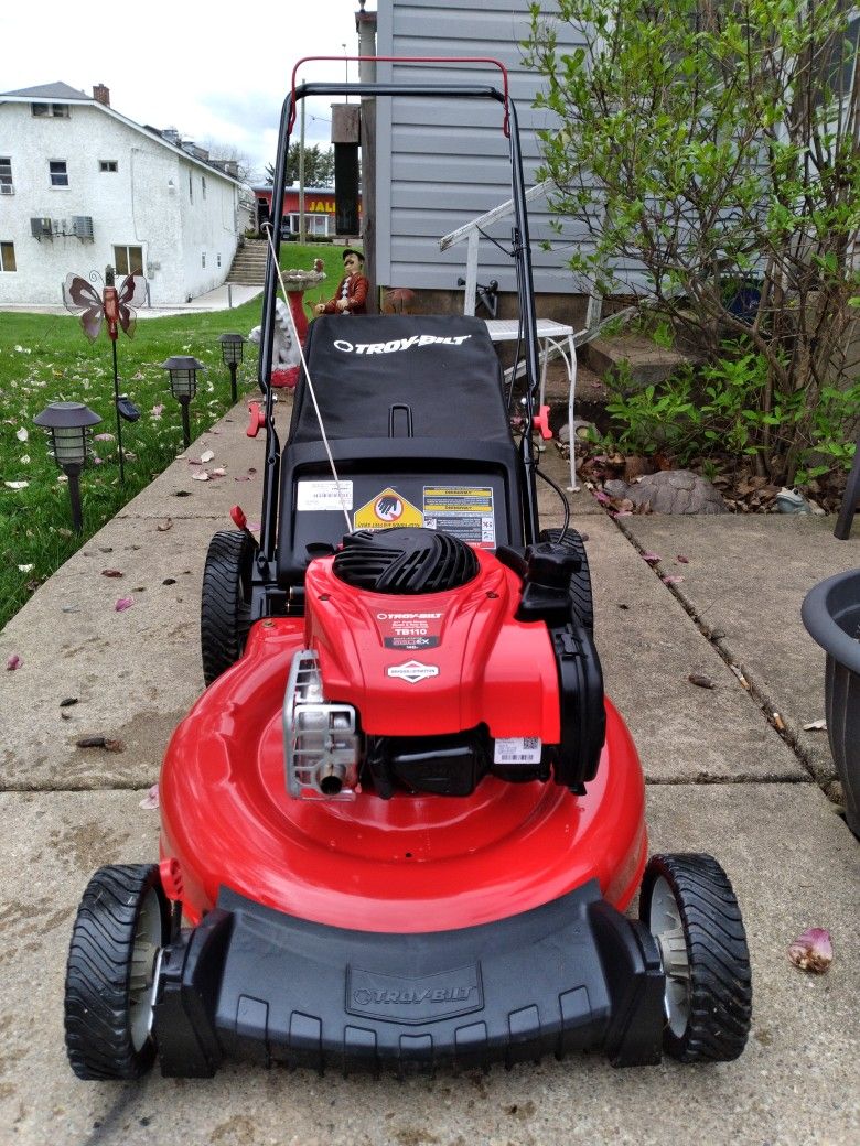 LIKE-NEW Troy-Bilt 21" Inch Push Lawnmower W/Bag And High Rear Wheels