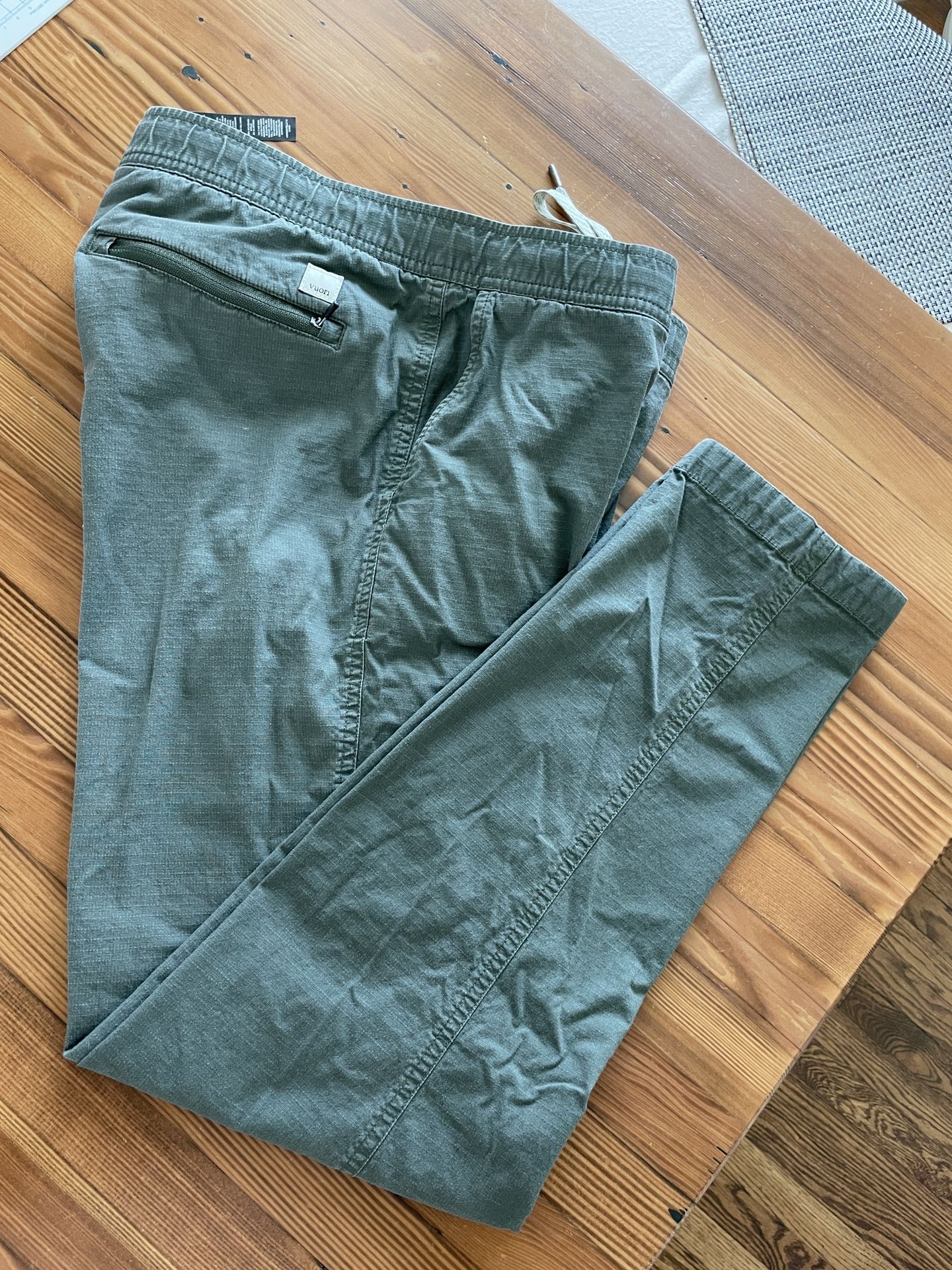 Vuori Women's Ripstop Pant in Army green, Women's Large