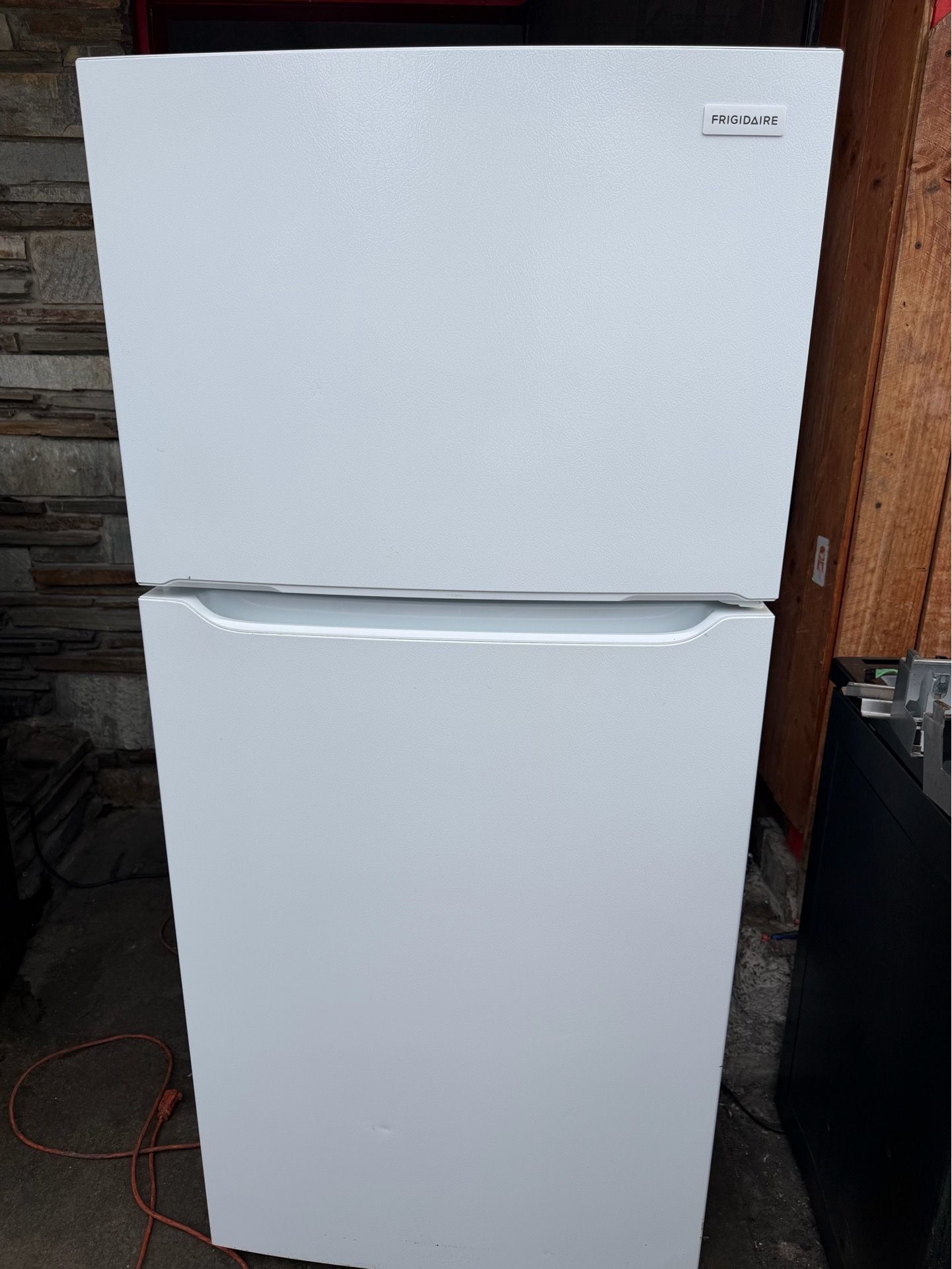 New open box Frigidaire 30 in refrigerator Top freezer 18 cu ft