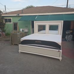 Modern King Size Bed With Nightstands/Mirror