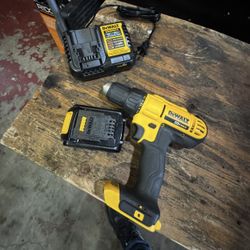 DeWalt 20 V drill with battery, charger 