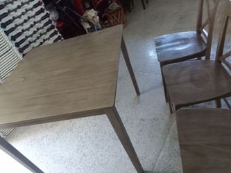 3"6 x 3x"6 small table for apartment and chairs . Modern gray