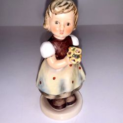 Vintage Goebel Hummel Little Girl Holding A Bouquet Of Flowers Figurine #257