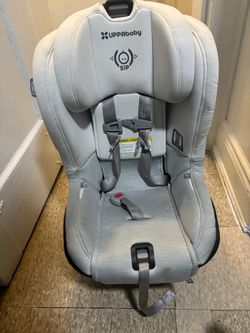 UPPAbaby KNOX Convertible Car Seat in the Bryce (light gray/white) color.