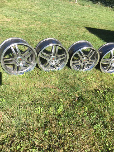 Rims came off my 2015 Honda Fit 185/60r15. Very nice condition. Come and take a look.