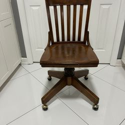 Chair / Solid Wood Swivel 