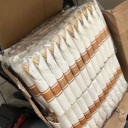 Juego de 200 cubiertos de plástico dorado preenrollados, juego de cubiertos desechables envueltos con 100 servilletas, 100 cuchillos, 100 tenedores y 