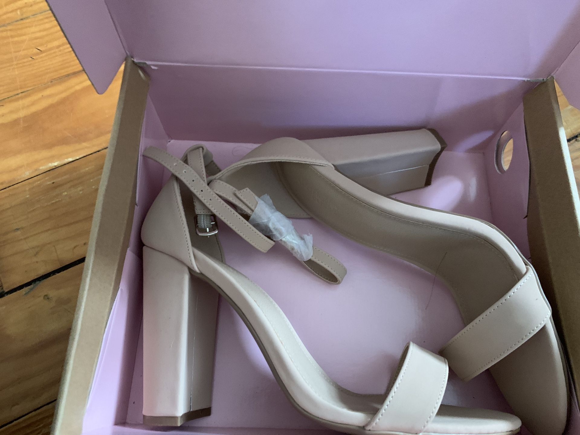 Women’s nude heels *Brand new never worn **