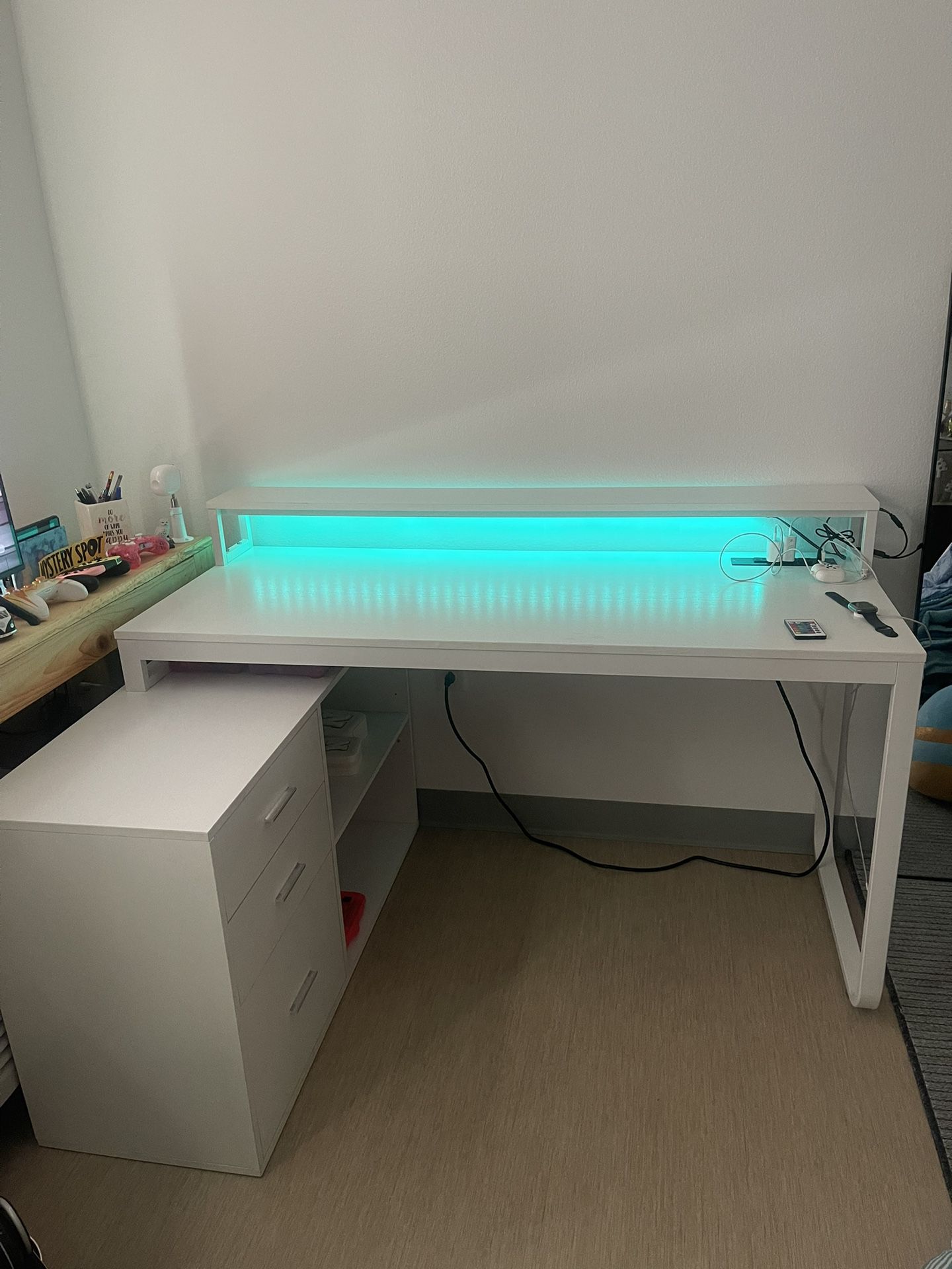 Desk (white)