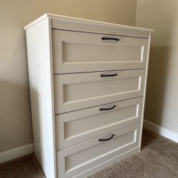 Ikea 4-drawers dresser 🌺