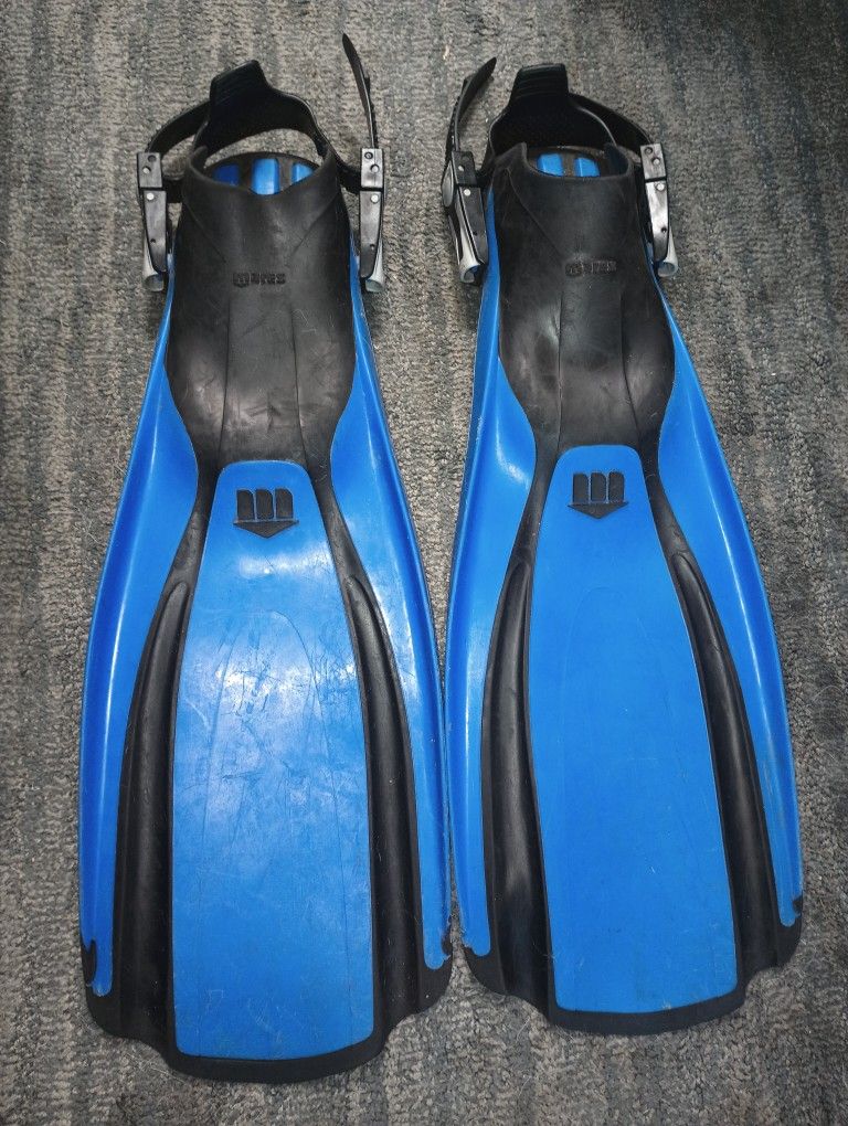 Mares Brand Divers Flippers For Sale.