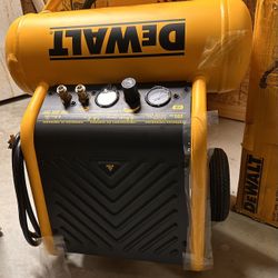 DEWALT 4.5-Gallon Portable Electric 225 PSI Horizontal Air Compressor