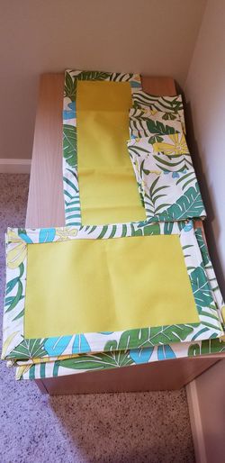 New Indoor/outdoor table runner, 6 mats, 6 napkins