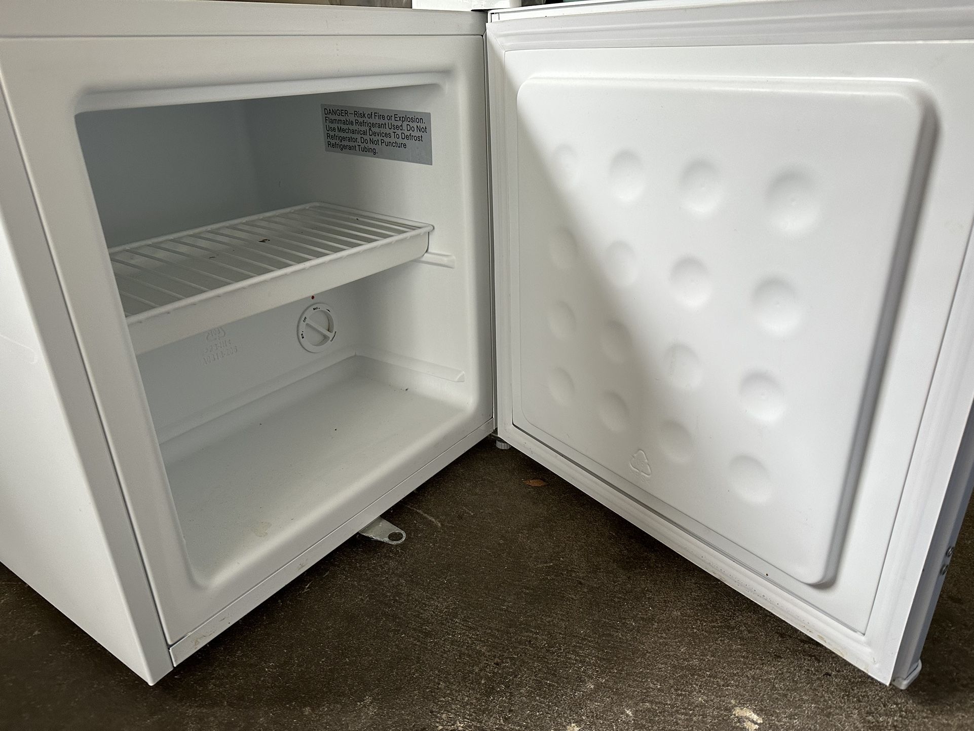 Edgestar 1.1 Cu Ft Mini Freezer/fridge for Sale in Roslyn Heights, NY