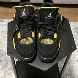 Air Jordan 4 Retro 'Thunder” Size 9